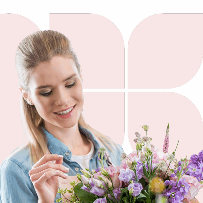Bloembinder die een mooi zomersboeket bloemen heeft gemaakt om te laten bezorgen via DeBloemist